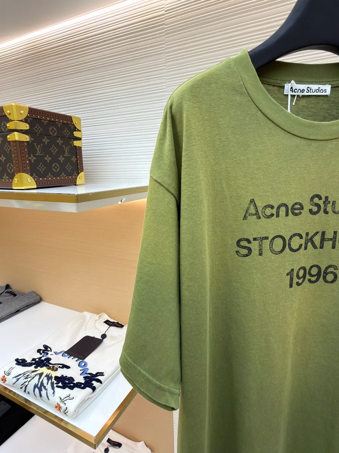 Acne Studios 1966 mud-dyed washed distressed short-sleeve ●Original version: Purchased and developed for 2800 ●Item number: 1682355-X95 ●Fabric: cloud velvet ski-like cotton fabric ●Technology: glue printing ●Color: green ●Version: fitted version ●Weight: about 215 grams ●Size: S-M-L-XL ●Description: Made of ultra-soft pure cotton fabric, garment-dyed, washed and distressed, the chest part has a dirty feel, and the lower part shows a gradient effect. The neckline is slightly frayed to better fit the overall tone. The overall line is straight and delicate, the fabric is comfortable and soft, and the color is consistent without color difference. It can be matched with the same style to create a fashionable look and control various occasions. Customized accessories, complete with three standards, the same style for men and women!